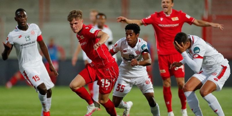 Khủng hoảng lực lượng Augsburg là yếu tố then chốt trận đấu